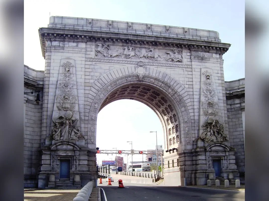 Vista de Manhattan Bridge Arch