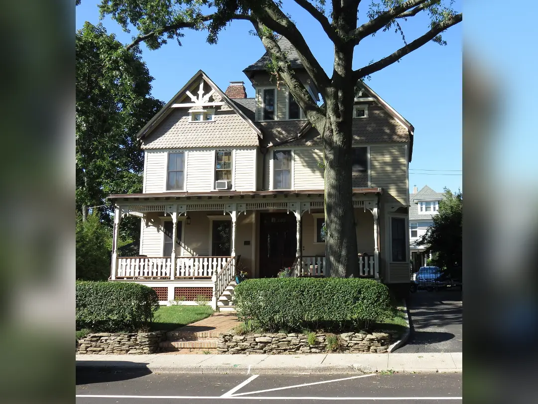 Vista de House at 240 Sea Cliff Avenue