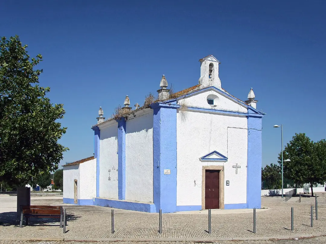 Vista de Igreja de Santa Clara do Sabugueiro