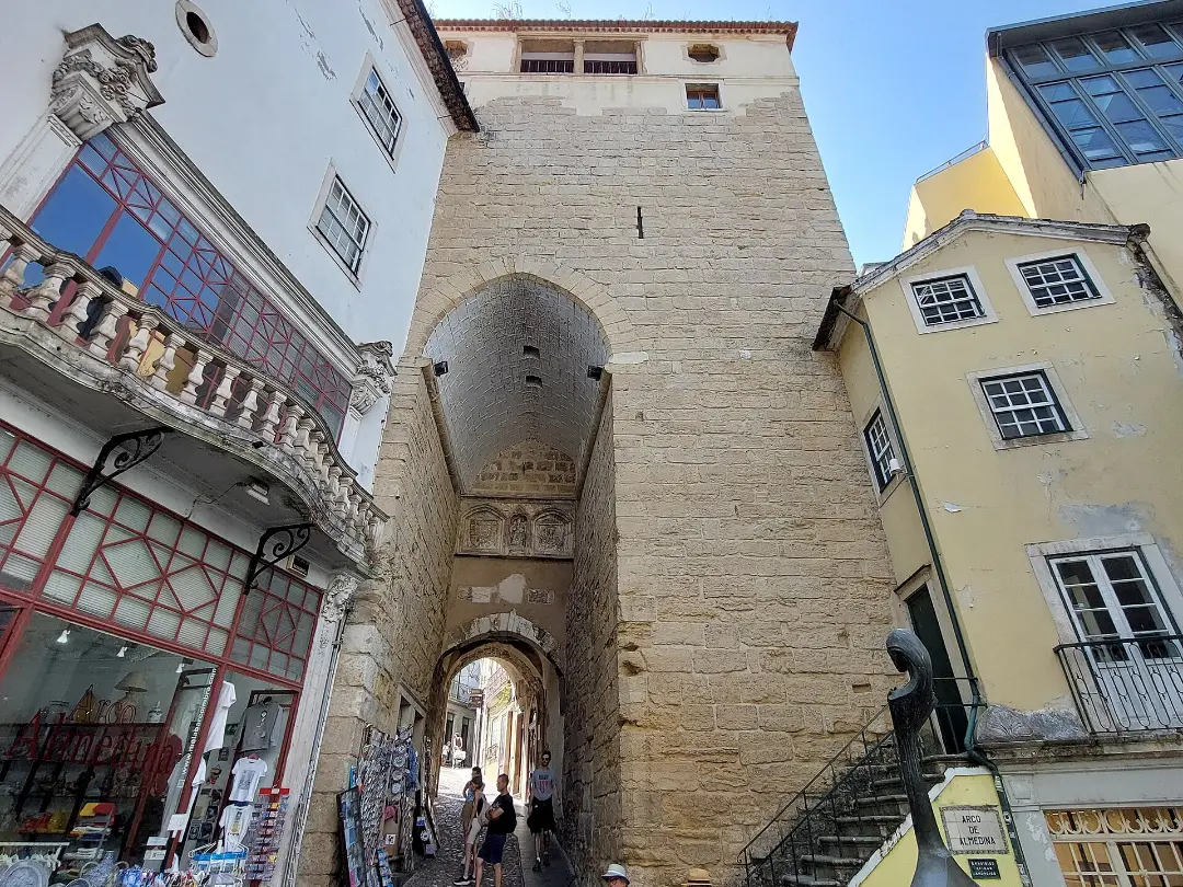 Vista de Cerca de Coimbra, designadamente o Arco de Almedina