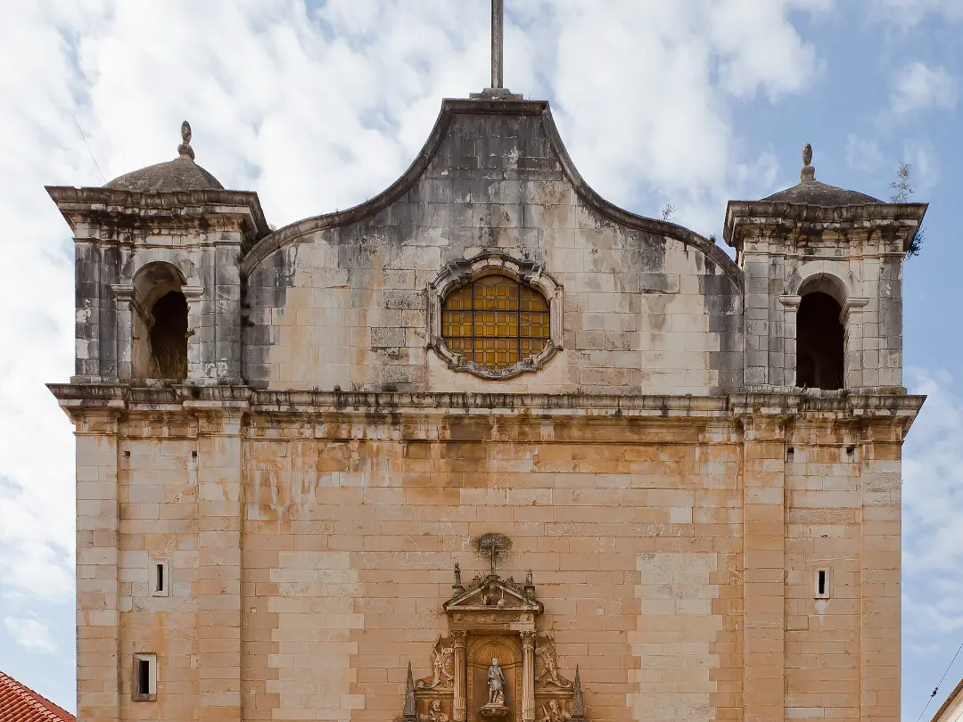 Vista de Igreja de São João de Almedina