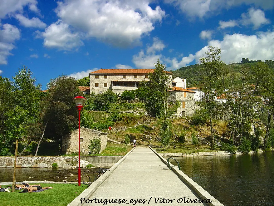 Vista de Praia fluvial de Avô