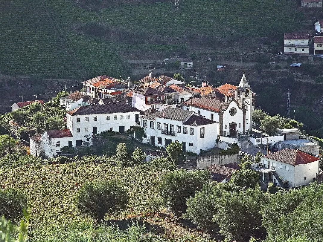 Vista de Igreja Paroquial de Vilarinho dos Freires