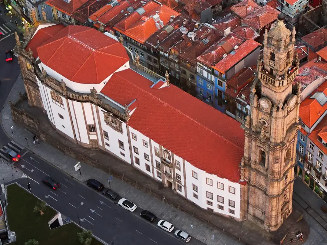 Vista de Igreja e Torre dos Clérigos