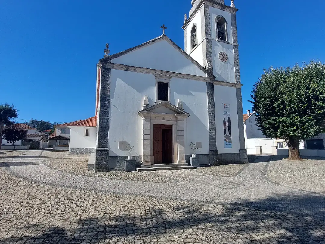 Vista de Igreja Paroquial de Alqueidão da Serra