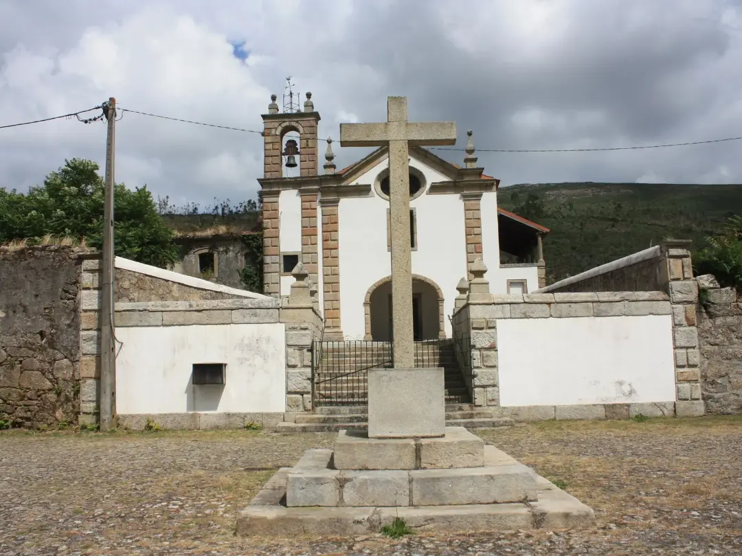 Vista de Igreja de Nossa Senhora de Mosteiró