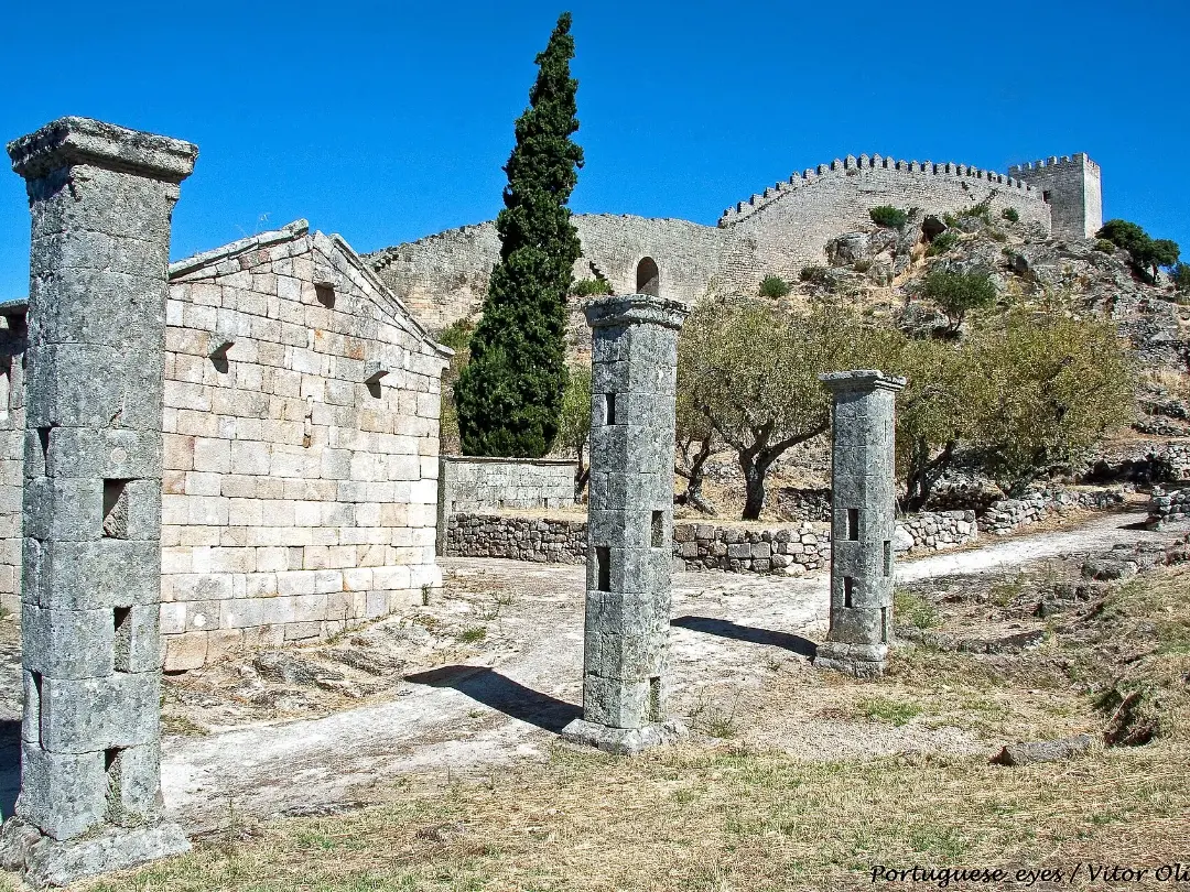 Vista de Ruínas da Igreja de Santa Maria do Castelo