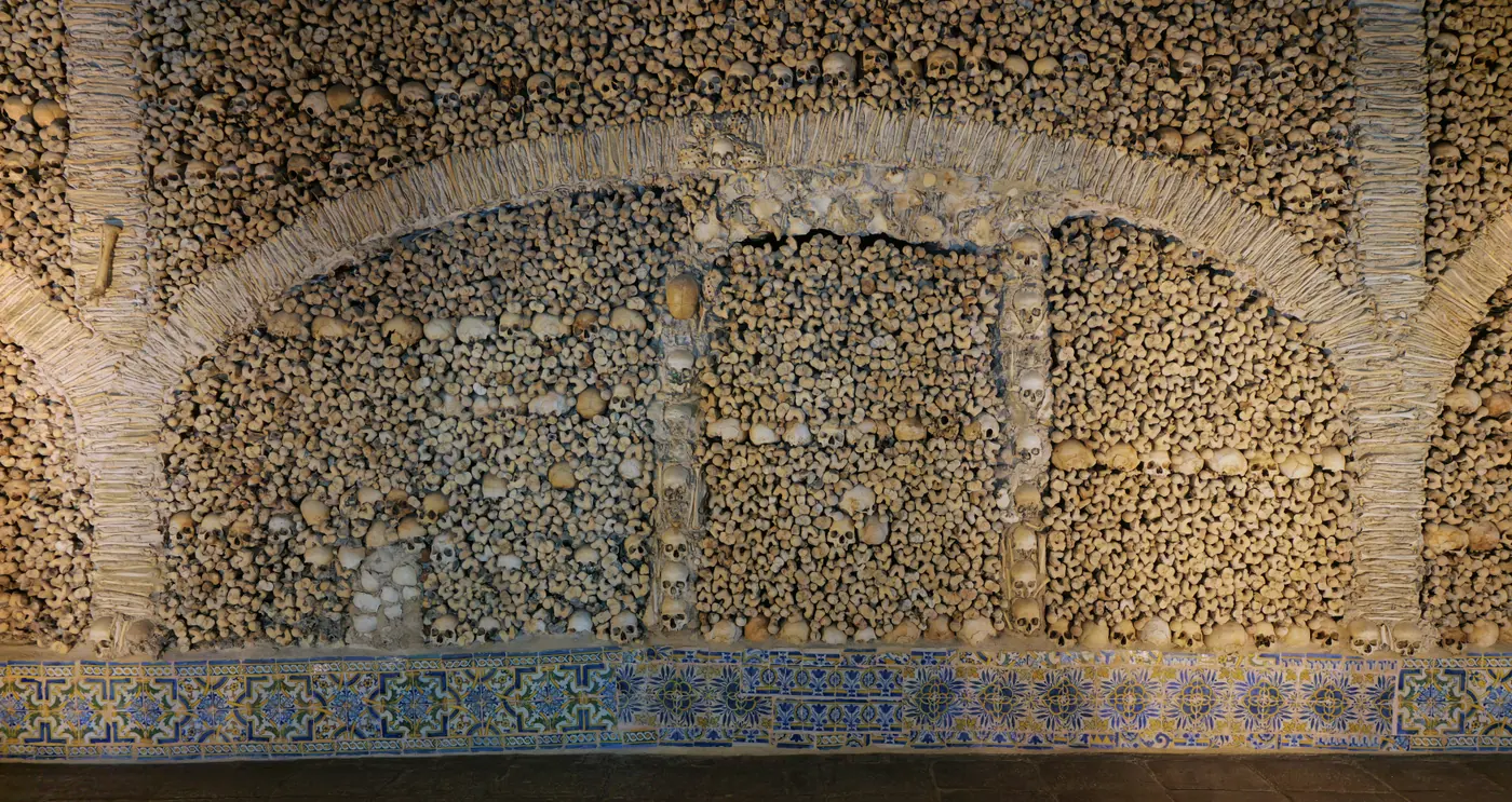 Vista de Capela dos Ossos em Évora