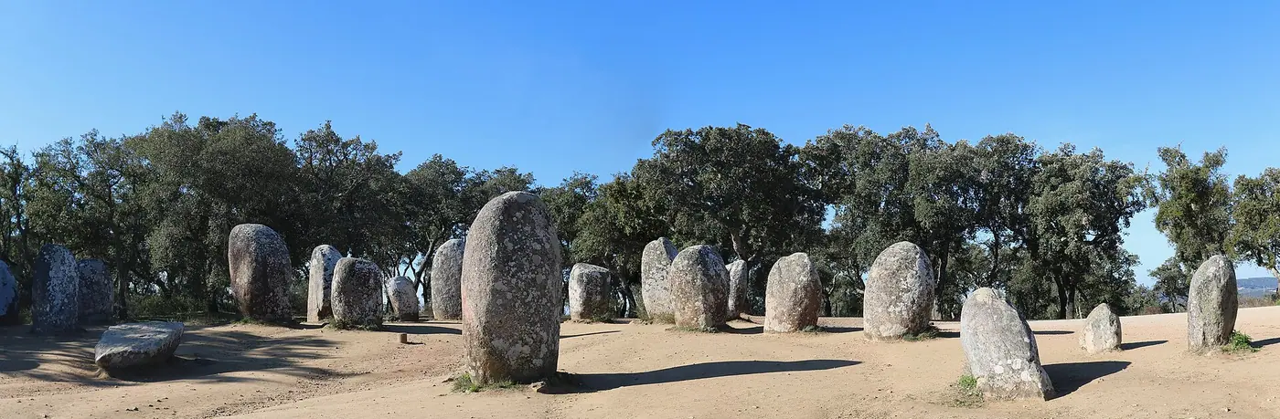 Vista de Cromeleque dos Almendres em Évora