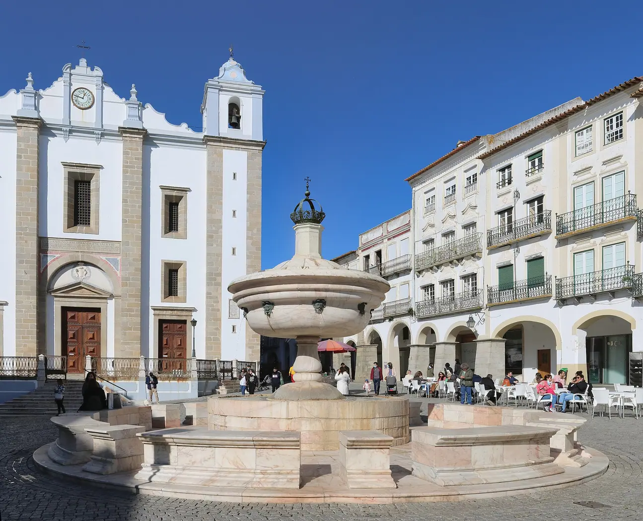 Vista de Fonte Henriquina da Praça do Giraldo em Évora