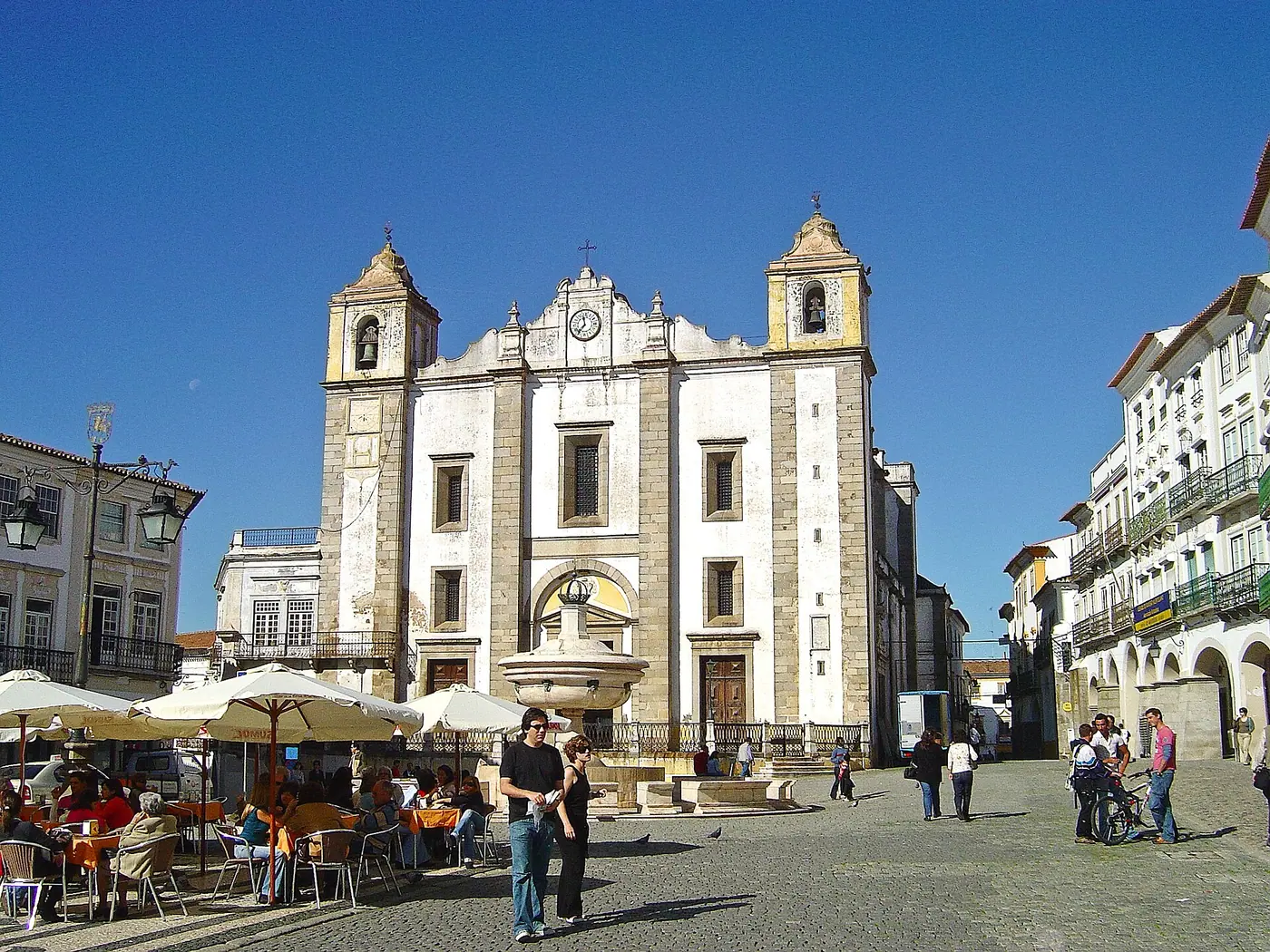 Vista de Igreja de Santo Antão em Évora