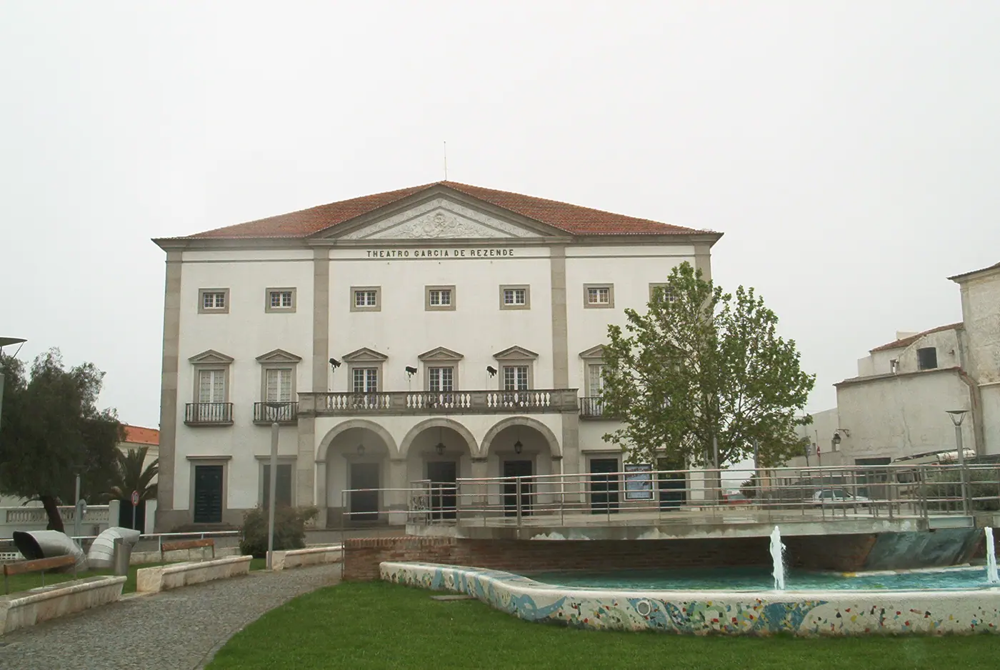 Vista de Teatro Garcia de Resende em Évora